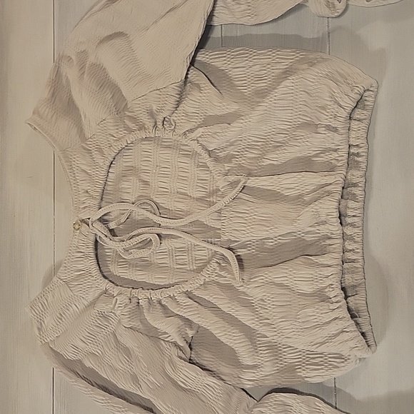 Cute long sleeve open back crop top - Picture 6 of 10